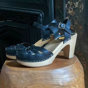Swedish Hasbeens sky high black leather clogs